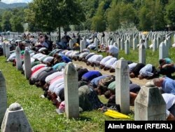 Dženaza namaz za duše 14 žrtava genocida koje su sahranjene 11. jula.