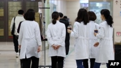Staf mjekësor në një spital në Gvangju të Koresë së Jugut më 19 shkurt 2024. 