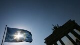 خورشید در پس‌زمینه پرچم اتحادیه اروپا در برلین