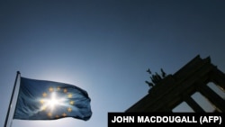 خورشید در پس‌زمینه پرچم اتحادیه اروپا در برلین