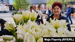 Snezana Petroviq duke shitur lule.