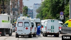Машины скорой помощи у здания СИЗО-1 в Ростове. РФ, 16 июня 2024 года