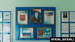 Във фоайето на училището в Куратово е поставен портрет на младия Владимир Путин от времето на първия му президентски мандат