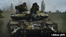 Un tanc ucrainean se deplasează în apropiere de linia frontului din orașul Bahmut, regiunea Donețk, 17 iunie 2023.
