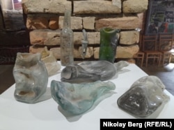 Расплавленные стеклянные бутылки из экспозиции музея