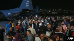 Судандан эвакуацияланган чет элдик жарандар Амман аэропортунда. 24-апрель, 2023-жыл.