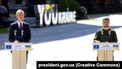 Президент Украины Владимир Зеленский и генсекретарь НАТО Йенс Столтенберг (слева). Киев, 29 апреля 2024 года