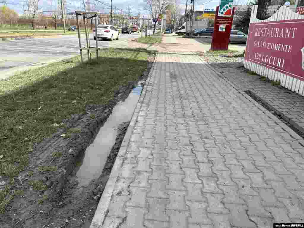 Un trotuar din municipiul Iași, de la câțiva kilometri de centrul orașului.&nbsp;