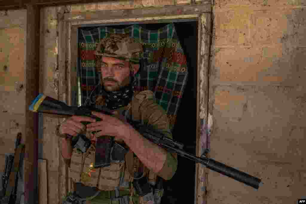 Український солдат 29-річний Родіон зі штурмового батальйону &laquo;Скала&raquo; позує для портрета в невідомому місці поблизу міста Оріхів у Запорізькій області, 1 жовтня 2023 року, на тлі російського вторгнення в Україну.