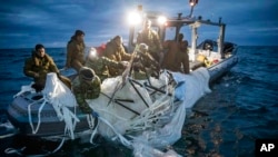 Militari din marina americană recuperează un balon de supraveghere la mare altitudine în largul coastei din Myrtle Beach, S.C., 5 februarie 2023