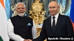 Președintele rus Vladimir Putin (dreapta), la întâlnirea cu premierul indian Narendra Modi. Moscova, iulie 2024.