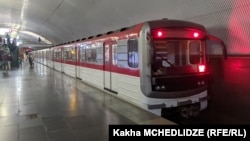 თბილისის მეტროს პირველი ხაზი შეფერხებით მუშაობს.