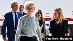 Predsjednica Europske komisije Ursula von der Leyen i talijanska premijerka Giorgia Meloni u posjetu prihvatnom centru za migrante, na sicilijanskom otoku Lampedusa, Italija, 17. septembra 2023.