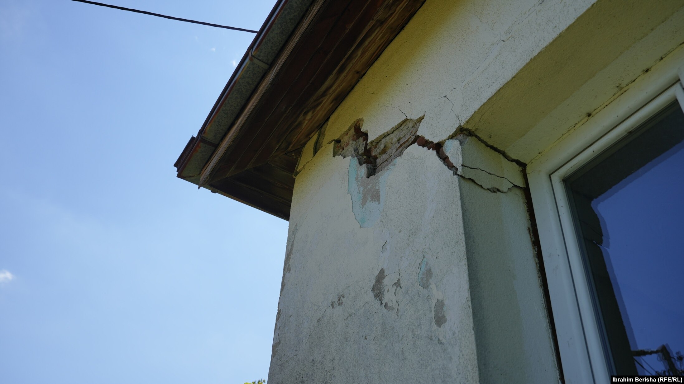 Shkolla “Migjeni” në Shipitullë e plasaritur dhe e dëmtuar nga mihja e afërt.