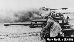 სსრკ. 1943 წელი, მეორე მსოფლიო ომი. საბჭოთა ჯარისკაცები ქვემეხიდან M1942 (ZiS-3) ისვრიან, ფონზე კი იწვის განადგურებული ნაცისტური გერმანული ტანკი „პანტერა“.