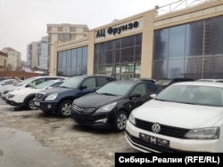 Дилерский центр в Новосибирске. Сейчас большинство импортных автомобилей поступает в Россию через третьи страны