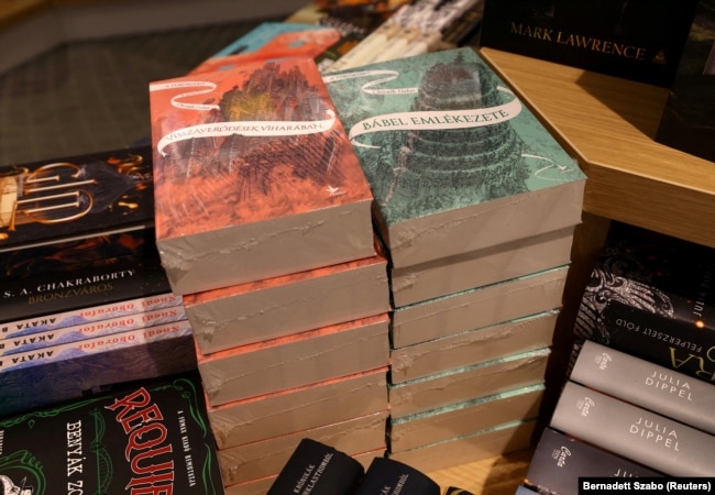 Librat me karaktere të lidhura me komunitetin LGBT, të mbështjella në plastikë, në një librari. Korrik, 2023.