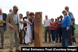 Regele Charles al III-lea, la inaugurarea stației ecologice de epurare din Viscri în 2012, atunci când încă nu urcase pe tron.