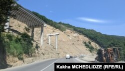 ახალი მაგისტრალის მშენებლობა რიკოთის უღელტეხილზე