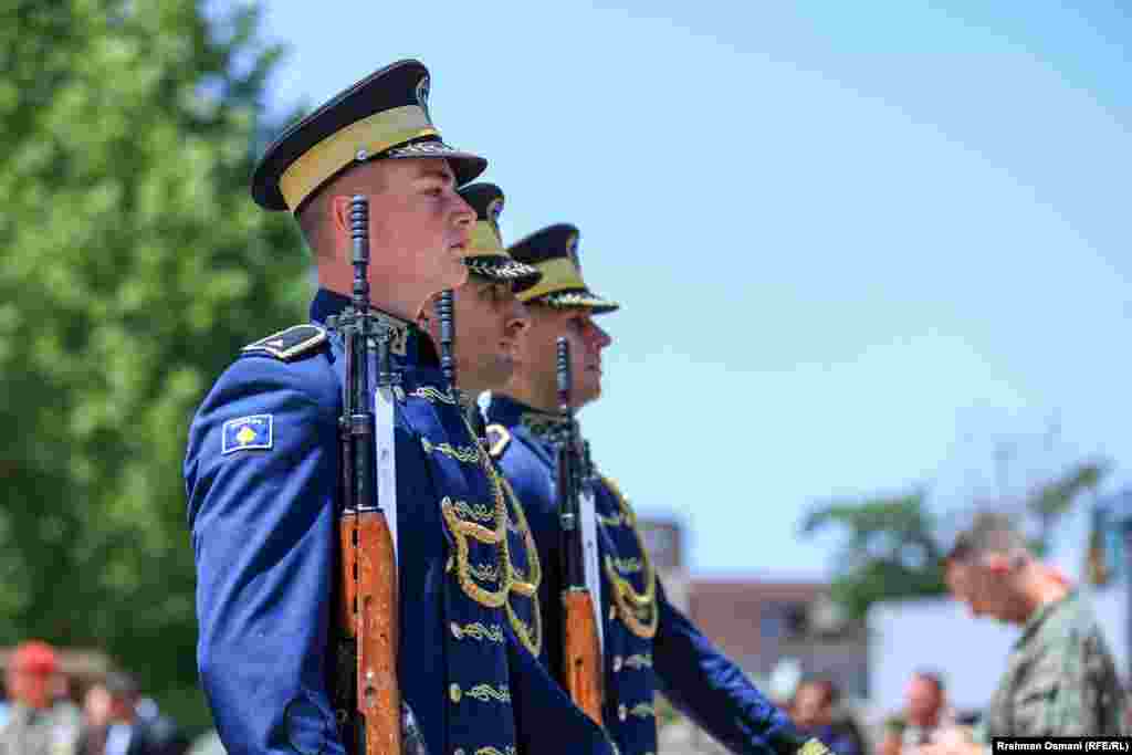 Pjesëtarë të Policisë së Kosovës duke parakaluar në sheshin e kryeqytetit m 12 qershor 2024, për nder të Ditës së Çlirimit të Kosovës.