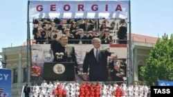 Alte vremuri. Președintele George W. Bush în vizită la Tbilisi, pe 10 mai 2005.