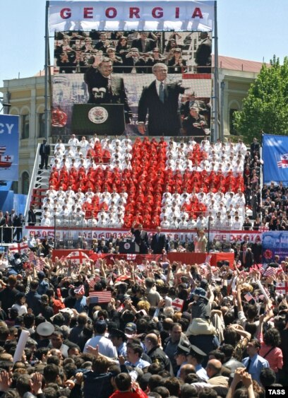 Bush dhe Saakashvili duke iu drejtuar turmës të mbledhur në Sheshin e Lirisë në Tbilisi.