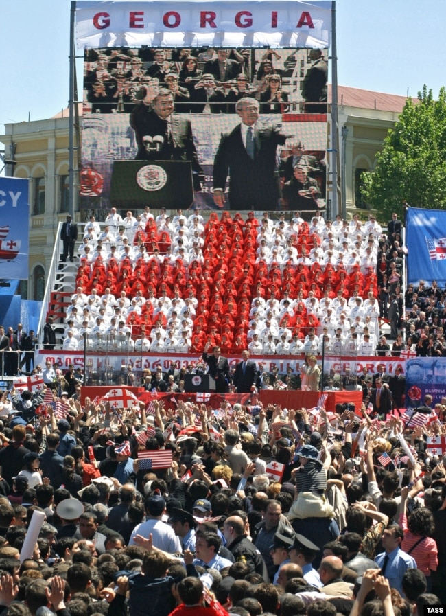 Bush dhe Saakashvili duke iu drejtuar turmës të mbledhur në Sheshin e Lirisë në Tbilisi.