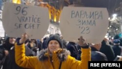 Poruke sa šestog protesta u Beogradu zbog navoda o izbornoj krađi aludiraju na proteste iz 1996/97 u vreme režima Slobodana Miloševića, 23. decembar 2023.