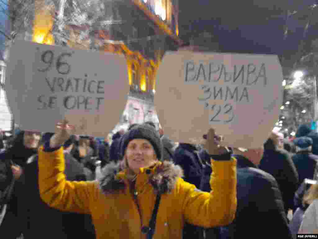 Građani na poziv dela opozicije protestovali su iz dana u dan na beogradskim ulicama krajem decembra. Zahtevaju poništavanje izbornih rezultata tvrdeći da je bilo izborne krađe, što vlast demantuje. Neki od transparenata podsećaju na proteste iz 1996. godine zbog izborne krađe režima Slobodana Miloševića. &nbsp;