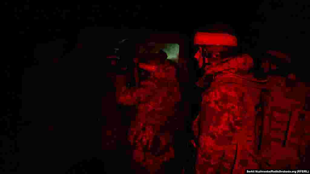 Операция начинается ночью с выезда украинских военных в точку, откуда они отправляются на штурм российских позиций