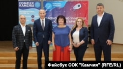 Председателката на Синдиката на българските учители Янка Такева (в средата) заедно с министъра на образованието по време на правителството на ГЕРБ (2017-2021) Красимир Вълчев (вторият от ляво надясно).