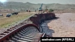 Сильные дожди в Марыйском велаяте стали причиной обрушения десятков метров железной дороги в Тагтабазарском районе.