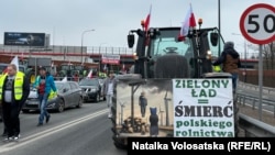 Страйк польських фермерів. Блокада дороги у селі Закрент на вʼїзді до Варшави. Польща, 20 березня 2024 року