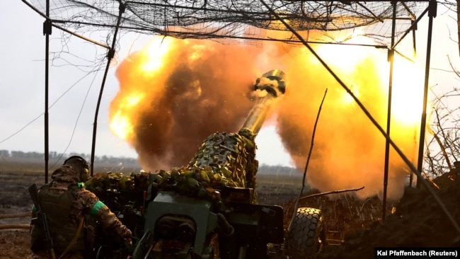Українські артилеристи ведуть вогонь по позиціях армії РФ на лінії фронту, квітень 2023 року