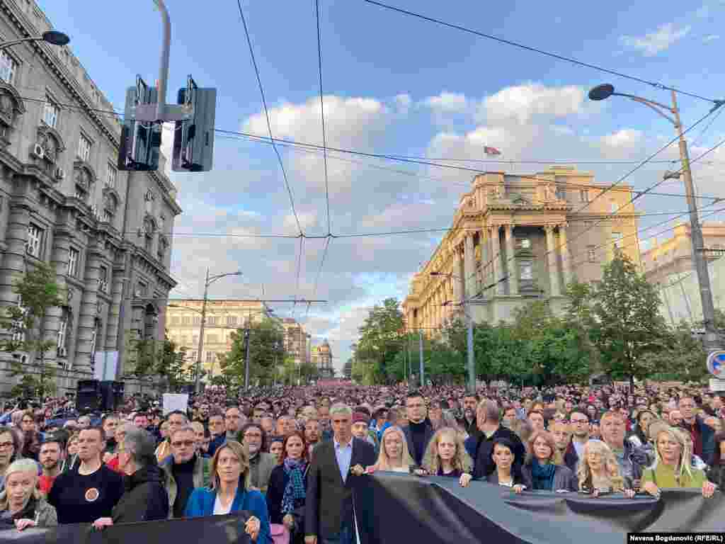 - na fotografiji: sa protesta u Beogradu, 8. maj. Traži se smena Saveta Regulatornog tela za elektronske medije, gašenje štampanih medija i tabloida koji promovišu mržnju i nasilje te krše novinarski kodeks.