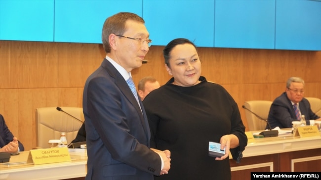 Глава ЦИК Нурлан Абдиров вручает удостоверения депутата Гаухар Танашевой. Астана, 28 апреля 2023 года