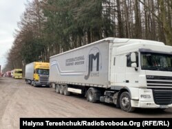 Вантажівки на українському боці