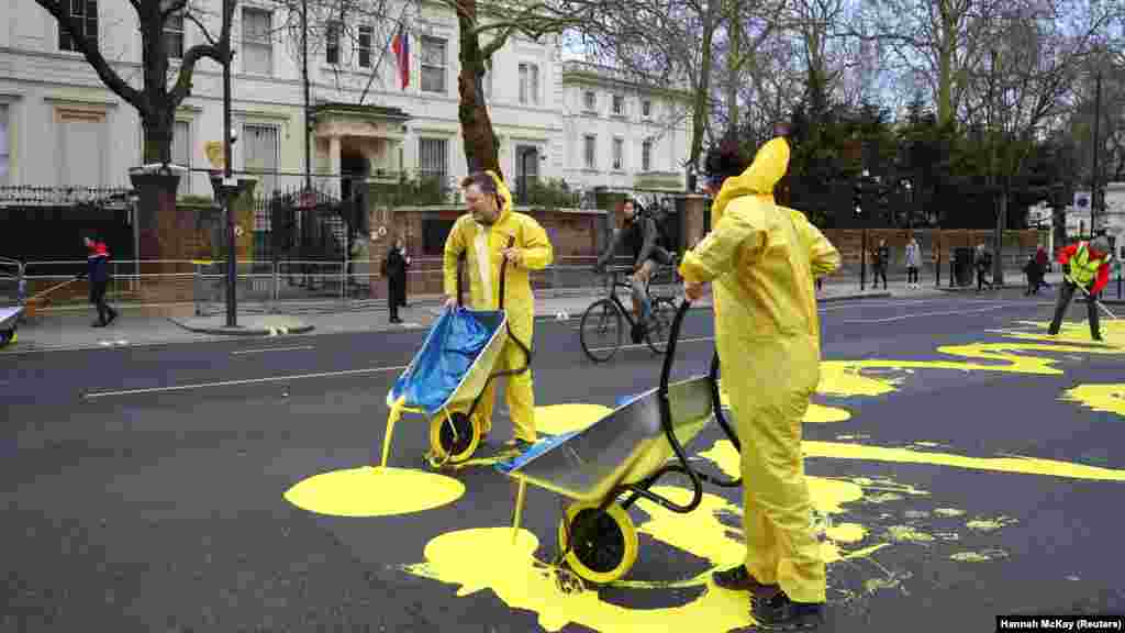 A londoni orosz nagykövetség előtt a Led by Donkeys nevű aktivistacsoport festette az ukrán nemzeti lobogó színeire az utat