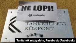 A Tanítanék Mozgalom Ne lopj! feliratú táblát ragasztott a Belső-Pesti Tankerületi Központ épületének ajtajára 2024. április 12-én
