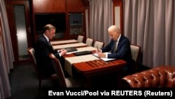 Joe Biden și consilierul său pentru securitate națională, Jake Sullivan, în tren, în ziua vizitei surpriză în Ucraina, 20 februarie 2023. Președintele american a călătorit cu trenul din Polonia până la Kiev timp de aproape 10 ore.