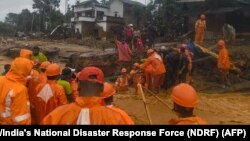 Spasilačke ekipe spasavaju ljude u klizištu u indijskoj državi Kerala, 30. jul 2024.