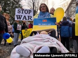 Majke sa bebama u šetinji Cetinjem za podršku Ukrajini.