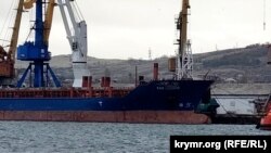 SAN COSMAS в порту Феодосии, часть названия скрыта брезентом, Крым, 13 декабря 2023 года