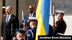 Премьер-министр Украины Денис Шмыгаль и министр обороны США Ллойд Остин на церемонии встречи у здания Пентагона, 12 апреля 2023 года
