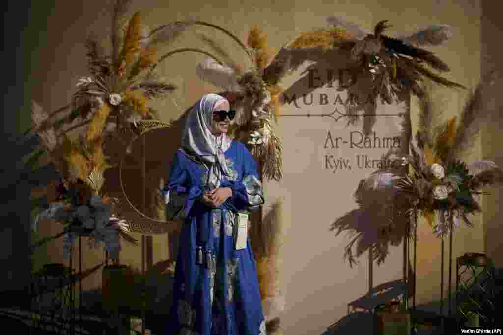 Женщина позирует для фотографии в мечети &quot;Ар-Рахма&quot; в Киеве, Украина.