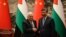 محمود عباس (چپ) رئیس تشکیلات خودگردان فلسطینی در دیدار با شی جین‌پینگ، رئیس‌جمهور چین 