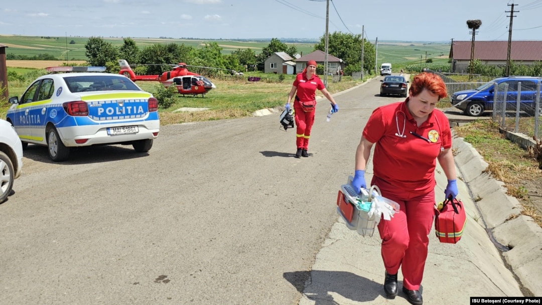 Medicii SMURD intervin la un accident de munca ce a avut loc la o fabrica de cascaval din judetul Botoșani. 