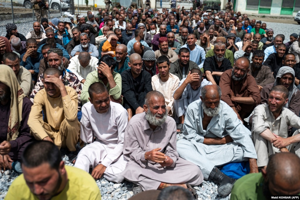 Uomini afgani aspettano di essere rilasciati da un centro di riabilitazione dalla droga a Kabul.  (foto d'archivio)