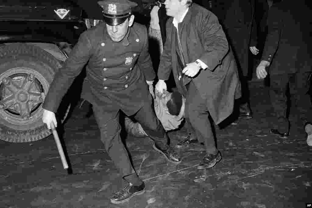 Vrasja e tij ka nxitur protesta në shumë qytete amerikane. Në fotografi: Policia duke kryer arrestime pas trazirave që në Nju Jork për vrasjen e Martin Luther Kingut. 5 prill 1968.