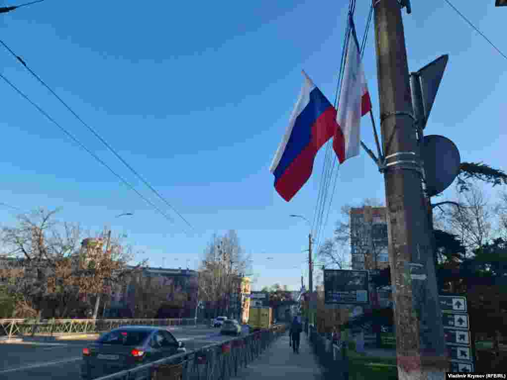 Все центральные улицы Симферополя в эти дни пестрят многочисленными флагами соседней России и так называемой &laquo;Республики Крым&raquo;
